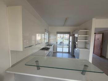 Lefkoşa Minareliköy'de Erülkü Karşısı Havuzlu Sitede Büyük Bahçeli Satılık 3+1 Villa