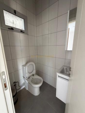 Lefkoşa Minareliköy'de Erülkü Karşısı Havuzlu Sitede Büyük Bahçeli Satılık 3+1 Villa