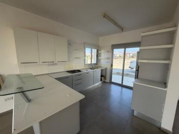 Lefkoşa Minareliköy'de Erülkü Karşısı Havuzlu Sitede Büyük Bahçeli Satılık 3+1 Villa