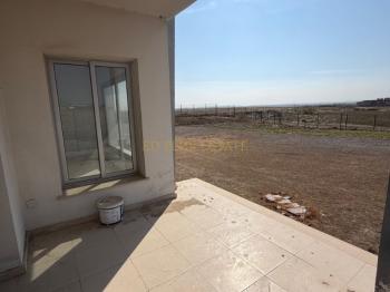 Lefkoşa Minareliköy'de Erülkü Karşısı Havuzlu Sitede Büyük Bahçeli Satılık 3+1 Villa