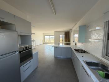 Lefkoşa Minareliköy'de Erülkü Karşısı Havuzlu Sitede Büyük Bahçeli Satılık 3+1 Villa