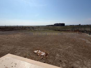 Lefkoşa Minareliköy'de Erülkü Karşısı Havuzlu Sitede Büyük Bahçeli Satılık 3+1 Villa