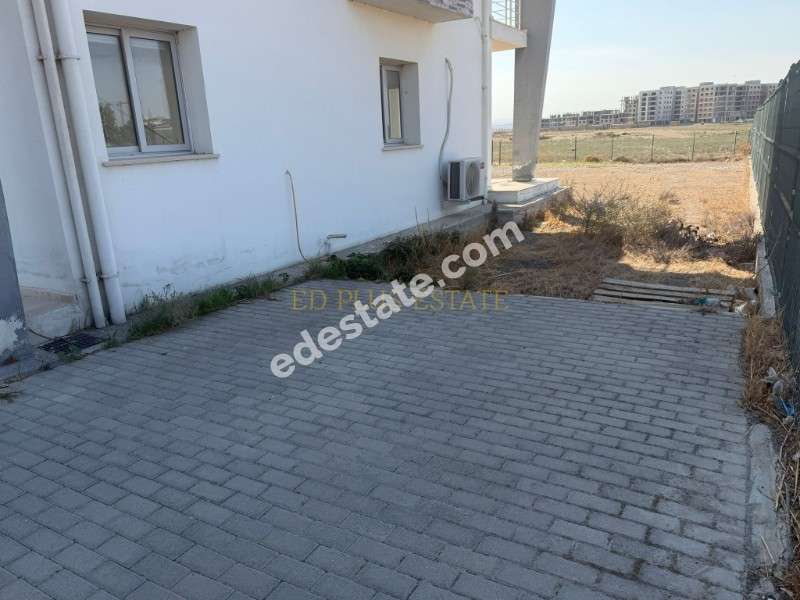 Lefkoşa Minareliköy'de Erülkü Karşısı Havuzlu Sitede Büyük Bahçeli Satılık 3+1 Villa