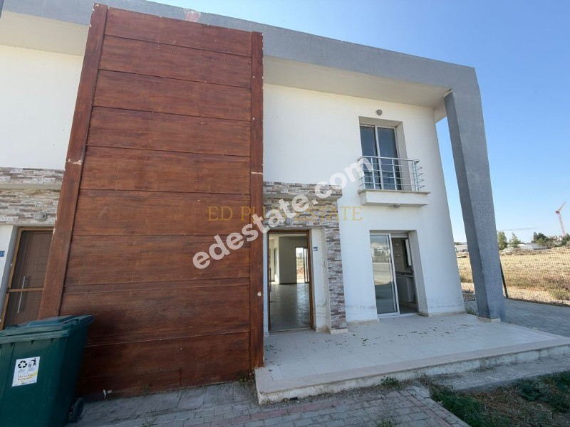 Lefkoşa Minareliköy'de Erülkü Karşısı Havuzlu Sitede Büyük Bahçeli Satılık 3+1 Villa