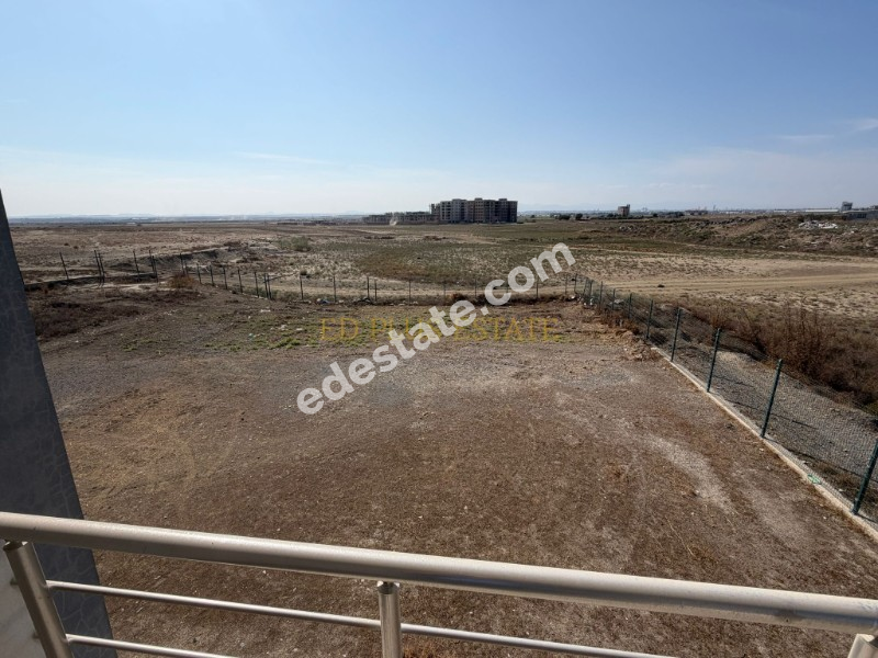 Lefkoşa Minareliköy'de Erülkü Karşısı Havuzlu Sitede Büyük Bahçeli Satılık 3+1 Villa