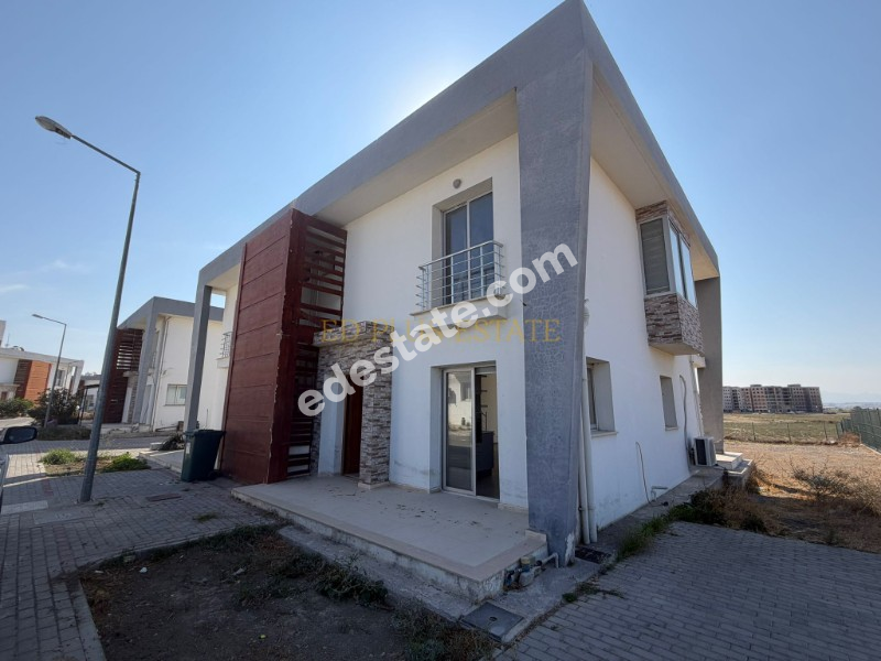 Lefkoşa Minareliköy'de Erülkü Karşısı Havuzlu Sitede Büyük Bahçeli Satılık 3+1 Villa