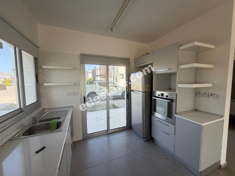 Lefkoşa Minareliköy'de Erülkü Karşısı Havuzlu Sitede Büyük Bahçeli Satılık 3+1 Villa