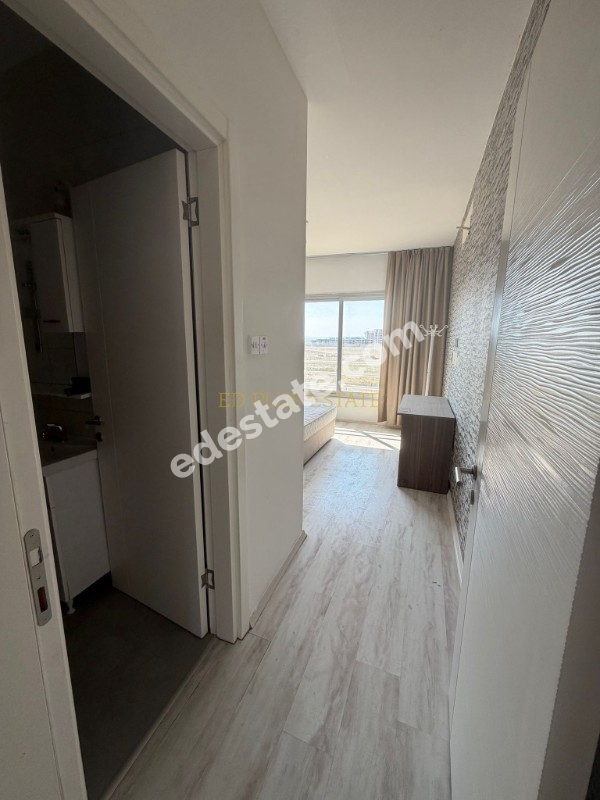 Lefkoşa Minareliköy'de Erülkü Karşısı Havuzlu Sitede Büyük Bahçeli Satılık 3+1 Villa