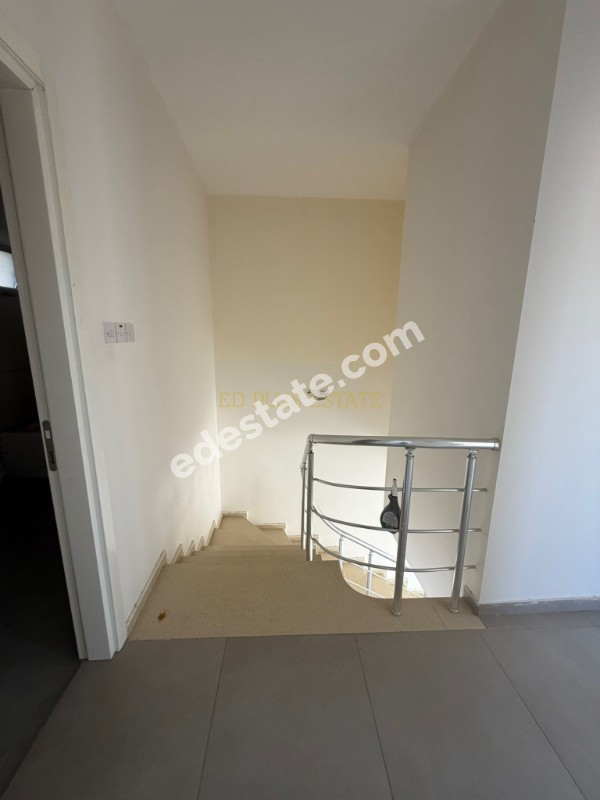 Lefkoşa Minareliköy'de Erülkü Karşısı Havuzlu Sitede Büyük Bahçeli Satılık 3+1 Villa