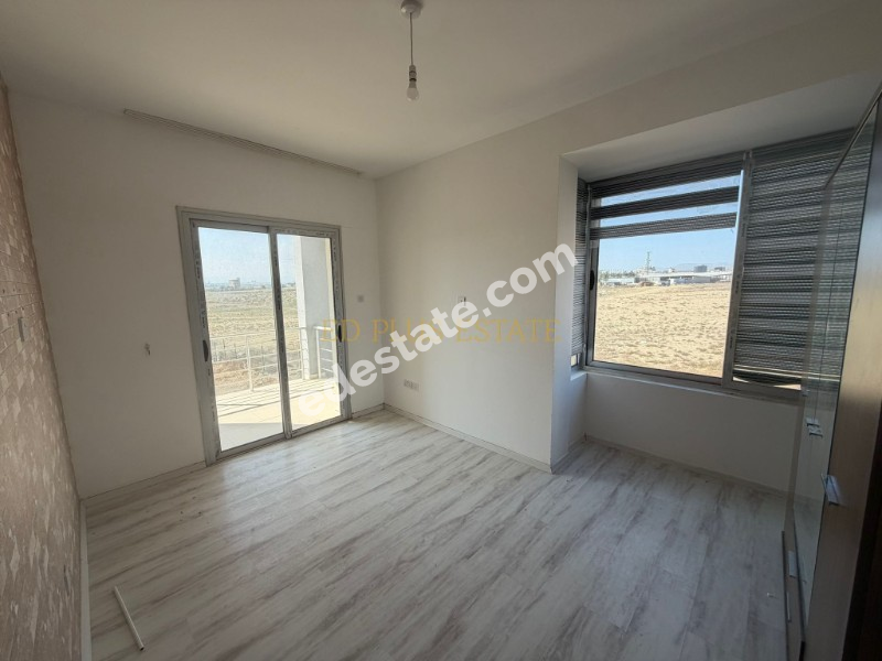 Lefkoşa Minareliköy'de Erülkü Karşısı Havuzlu Sitede Büyük Bahçeli Satılık 3+1 Villa