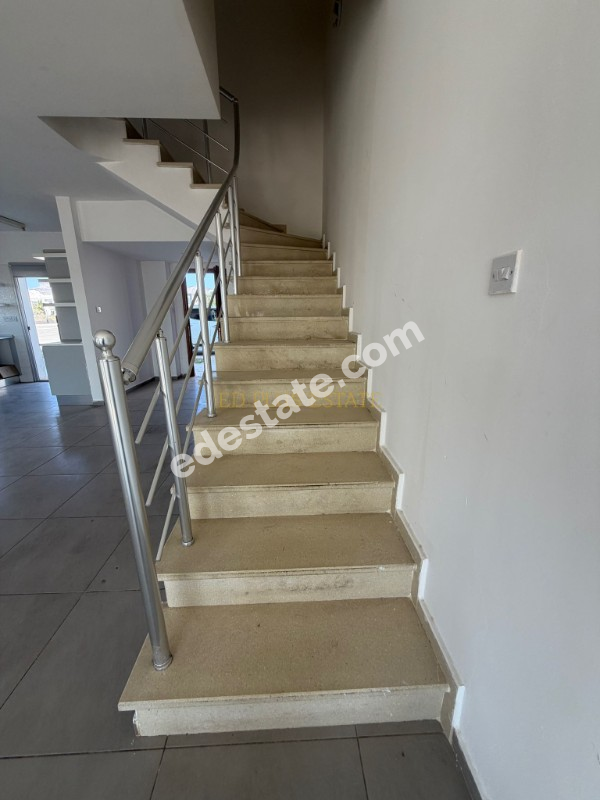 Lefkoşa Minareliköy'de Erülkü Karşısı Havuzlu Sitede Büyük Bahçeli Satılık 3+1 Villa