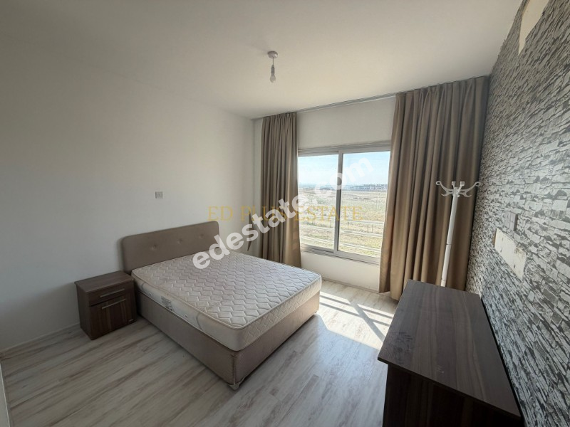 Lefkoşa Minareliköy'de Erülkü Karşısı Havuzlu Sitede Büyük Bahçeli Satılık 3+1 Villa