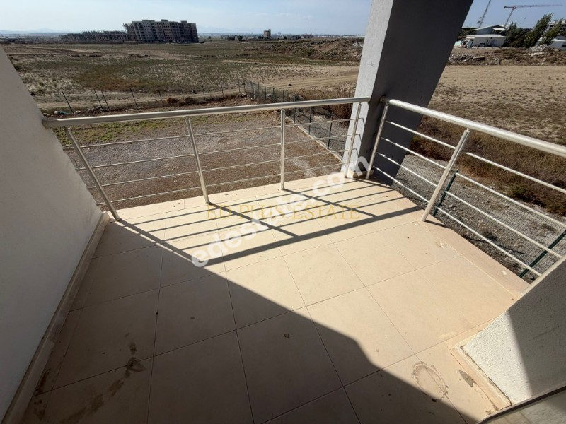 Lefkoşa Minareliköy'de Erülkü Karşısı Havuzlu Sitede Büyük Bahçeli Satılık 3+1 Villa