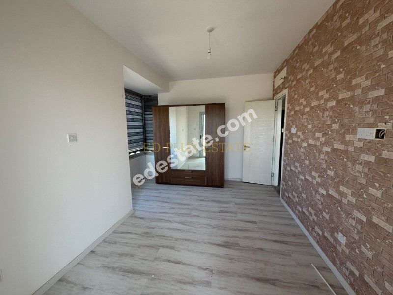 Lefkoşa Minareliköy'de Erülkü Karşısı Havuzlu Sitede Büyük Bahçeli Satılık 3+1 Villa