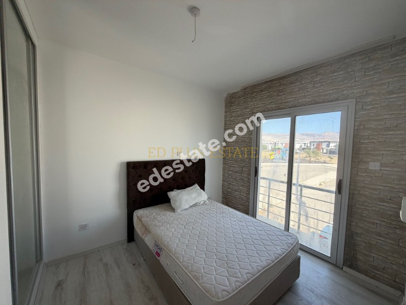 Lefkoşa Minareliköy'de Erülkü Karşısı Havuzlu Sitede Büyük Bahçeli Satılık 3+1 Villa