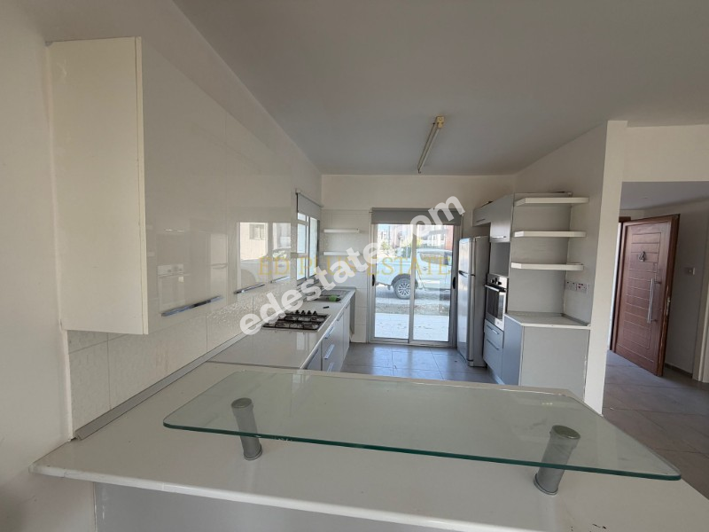 Lefkoşa Minareliköy'de Erülkü Karşısı Havuzlu Sitede Büyük Bahçeli Satılık 3+1 Villa