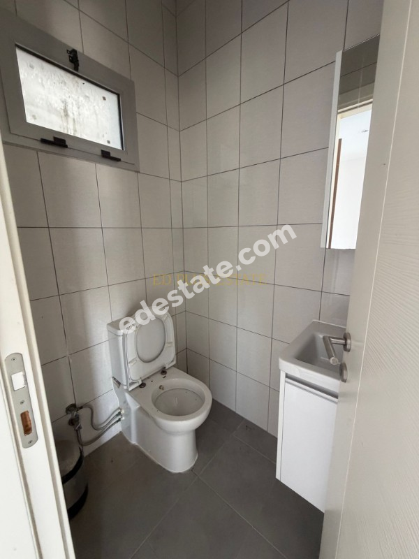 Lefkoşa Minareliköy'de Erülkü Karşısı Havuzlu Sitede Büyük Bahçeli Satılık 3+1 Villa