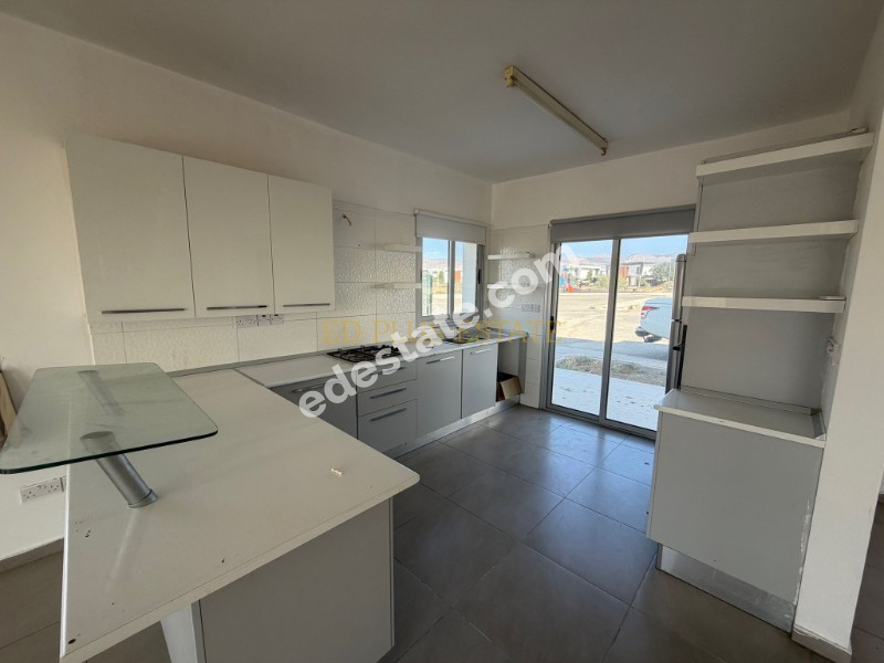 Lefkoşa Minareliköy'de Erülkü Karşısı Havuzlu Sitede Büyük Bahçeli Satılık 3+1 Villa