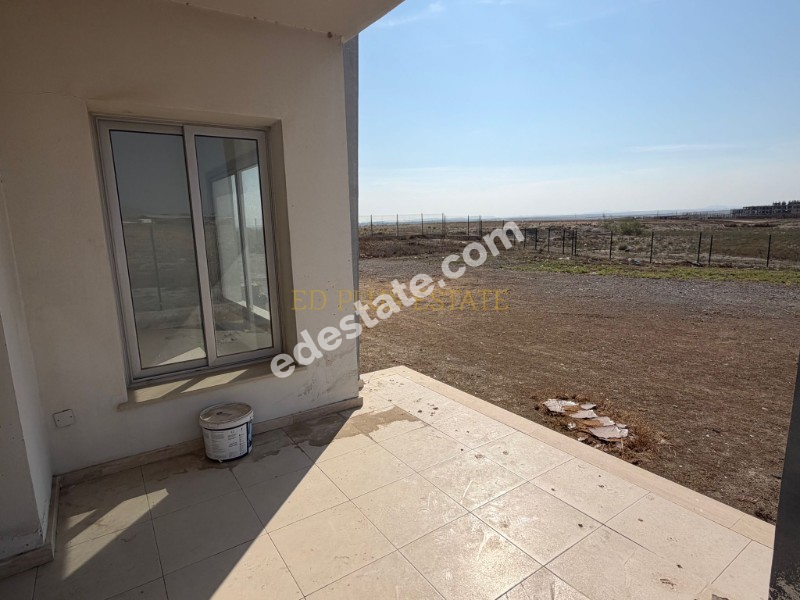 Lefkoşa Minareliköy'de Erülkü Karşısı Havuzlu Sitede Büyük Bahçeli Satılık 3+1 Villa