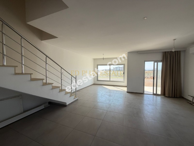 Lefkoşa Minareliköy'de Erülkü Karşısı Havuzlu Sitede Büyük Bahçeli Satılık 3+1 Villa