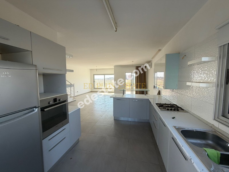 Lefkoşa Minareliköy'de Erülkü Karşısı Havuzlu Sitede Büyük Bahçeli Satılık 3+1 Villa