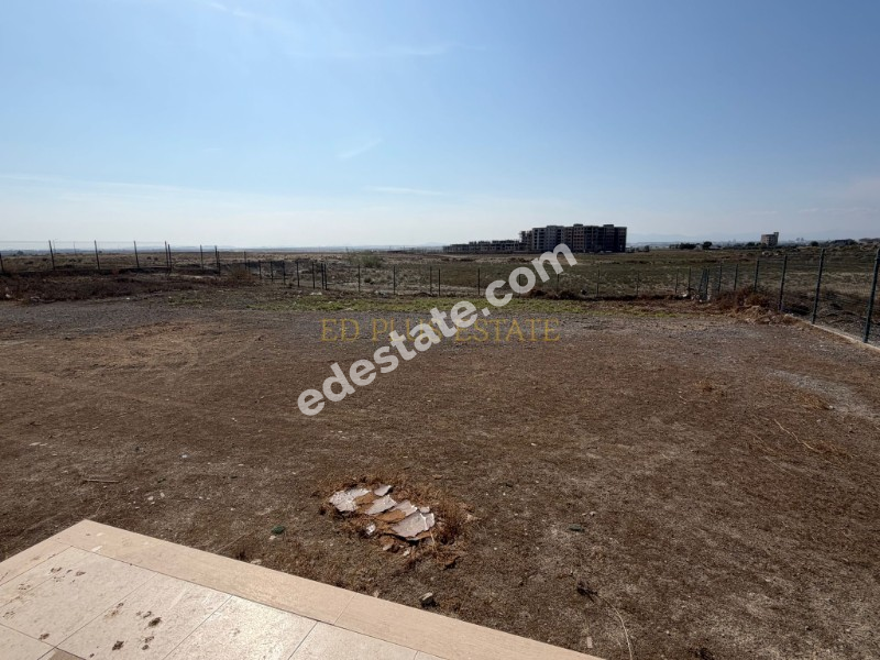 Lefkoşa Minareliköy'de Erülkü Karşısı Havuzlu Sitede Büyük Bahçeli Satılık 3+1 Villa