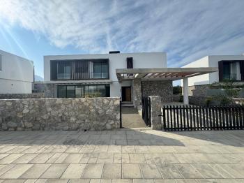 Kıbrıs Girne Ozanköy de Deniz Manzaralı  Luks 4+1 Villalar