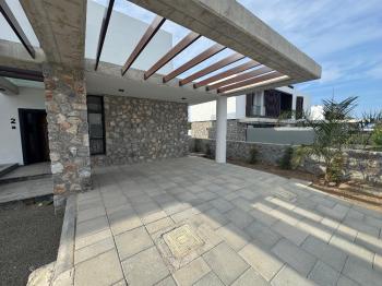Kıbrıs Girne Ozanköy de Deniz Manzaralı  Luks 4+1 Villalar