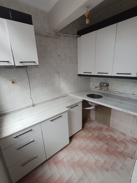 Akşemsettin'de Giriş Kat Balkonlu 2+1 Büyük Kiralık Daire