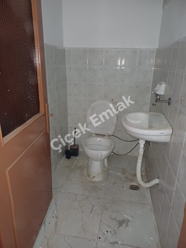 Akşemsettin'de Giriş Kat Balkonlu 2+1 Büyük Kiralık Daire