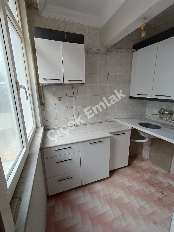 Akşemsettin'de Giriş Kat Balkonlu 2+1 Büyük Kiralık Daire