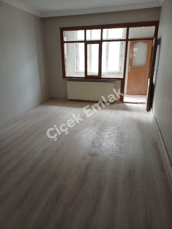 Akşemsettin'de Giriş Kat Balkonlu 2+1 Büyük Kiralık Daire