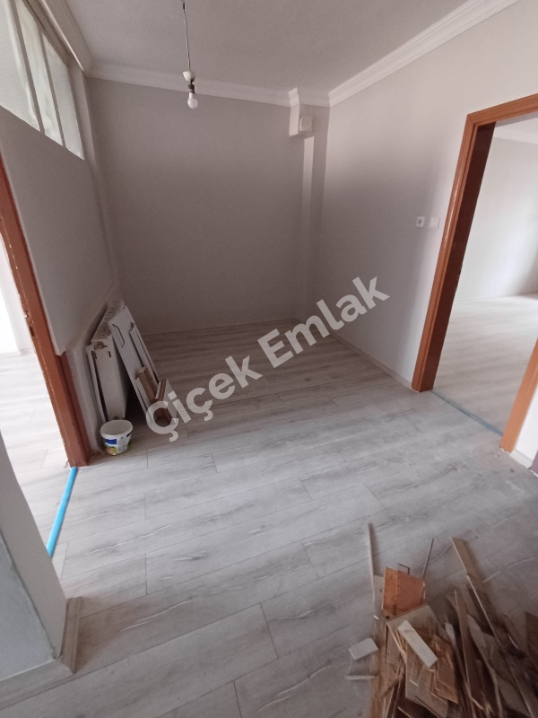 Akşemsettin'de Giriş Kat Balkonlu 2+1 Büyük Kiralık Daire