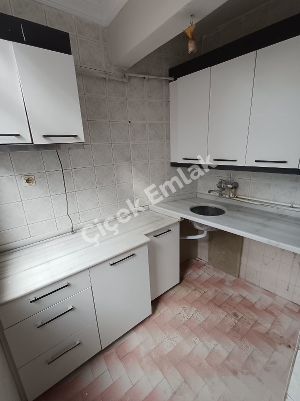 Akşemsettin'de Giriş Kat Balkonlu 2+1 Büyük Kiralık Daire