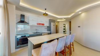 KKTC Girne Merkezde Site İçerisinde Özel Teras Yüzme Havuzlu Kiralık 4+1 Tripleks Penthouse