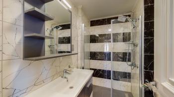 KKTC Girne Merkezde Site İçerisinde Özel Teras Yüzme Havuzlu Kiralık 4+1 Tripleks Penthouse