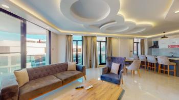 KKTC Girne Merkezde Site İçerisinde Özel Teras Yüzme Havuzlu Kiralık 4+1 Tripleks Penthouse