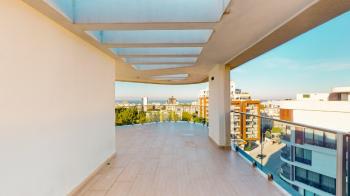 KKTC Girne Merkezde Site İçerisinde Özel Teras Yüzme Havuzlu Kiralık 4+1 Tripleks Penthouse