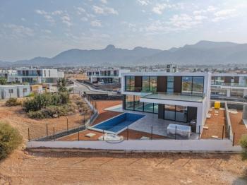 Kıbrıs Girne Çatalköy Bölgesinde Denize Sıfır 800 m2 Arsa İçerisinde 4+1 Lüks Türk Tapulu Villa