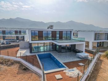 Kıbrıs Girne Çatalköy Bölgesinde Denize Sıfır 800 m2 Arsa İçerisinde 4+1 Lüks Türk Tapulu Villa