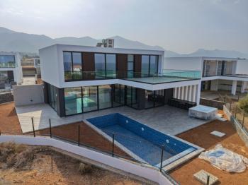 Kıbrıs Girne Çatalköy Bölgesinde Denize Sıfır 800 m2 Arsa İçerisinde 4+1 Lüks Türk Tapulu Villa
