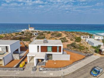 Kıbrıs Girne Çatalköy Bölgesinde Denize Sıfır 800 m2 Arsa İçerisinde 4+1 Lüks Türk Tapulu Villa