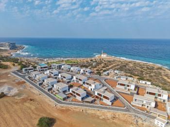 Kıbrıs Girne Çatalköy Bölgesinde Denize Sıfır 800 m2 Arsa İçerisinde 4+1 Lüks Türk Tapulu Villa