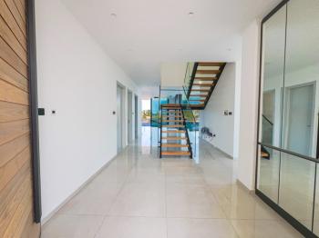 Kıbrıs Girne Çatalköy Bölgesinde Denize Sıfır 800 m2 Arsa İçerisinde 4+1 Lüks Türk Tapulu Villa