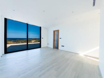 Kıbrıs Girne Çatalköy Bölgesinde Denize Sıfır 800 m2 Arsa İçerisinde 4+1 Lüks Türk Tapulu Villa