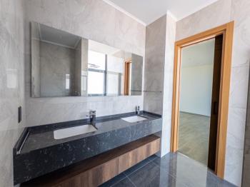 Kıbrıs Girne Çatalköy Bölgesinde Denize Sıfır 800 m2 Arsa İçerisinde 4+1 Lüks Türk Tapulu Villa