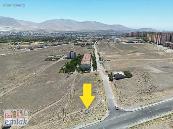 NİĞDE  EVLERİNDE  ANA YOLA CEPHELİ  726 M2 SATILK ARSA 