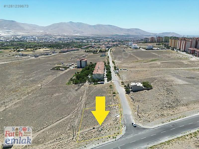 NİĞDE  EVLERİNDE  ANA YOLA CEPHELİ  726 M2 SATILK ARSA 