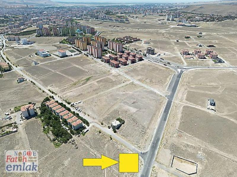 NİĞDE  EVLERİNDE  ANA YOLA CEPHELİ  726 M2 SATILK ARSA 