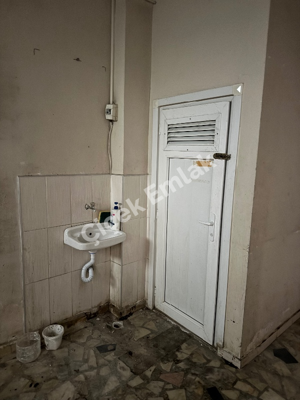 Akşemsettin'de Metro'ya Yakın Düz Ayak 100 m2 Kiralık İşyeri